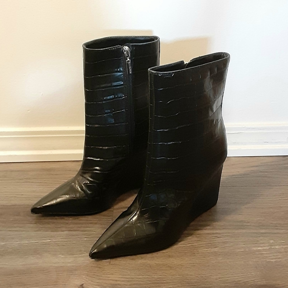 Schutz Aysa black crocodile embossed leather wedge heels ankle boots size 8 B